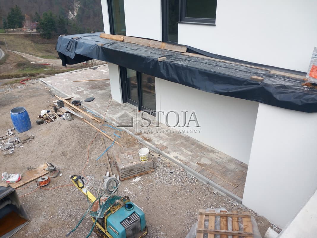 ODLIČNA HIŠA V TRETJI PODALJŠANI FAZI! — photo 9 of 13