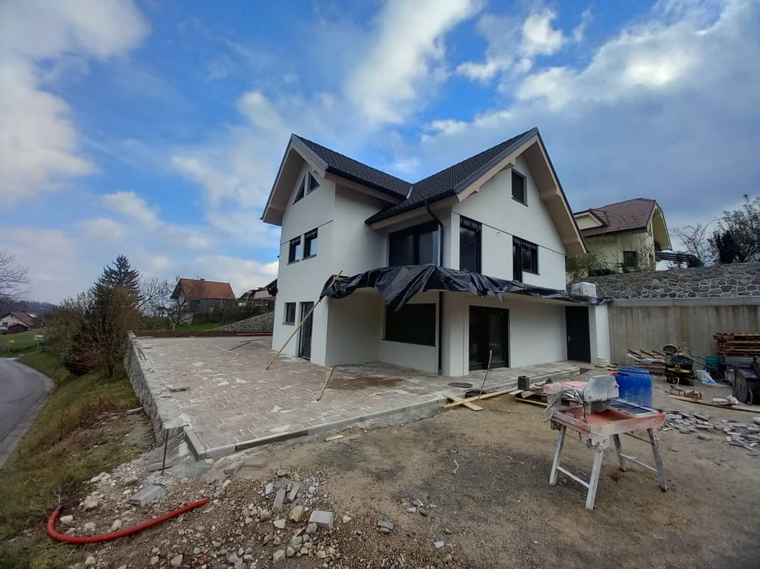 ODLIČNA HIŠA V TRETJI PODALJŠANI FAZI! — photo 1 of 13