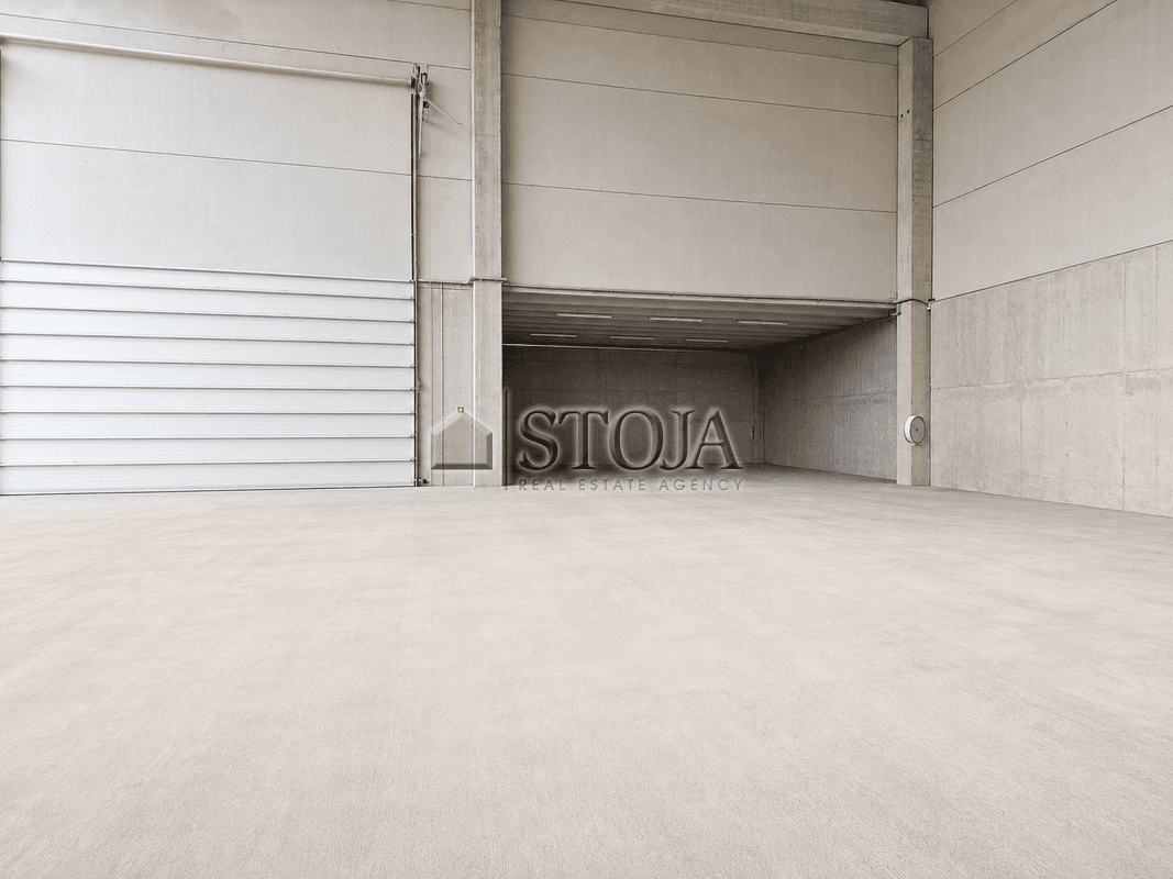 Proizvodno skladišni prostor v poslovni coni! — photo 3 of 27