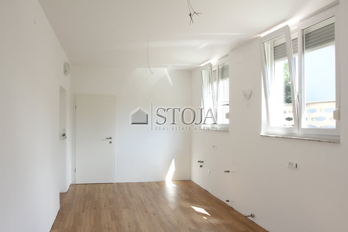 Oddaja, Poslovni prostor, Pisarna, Ljubljana mesto, Bežigrad, Črnuče, 28 m2 — photo 1 of 9