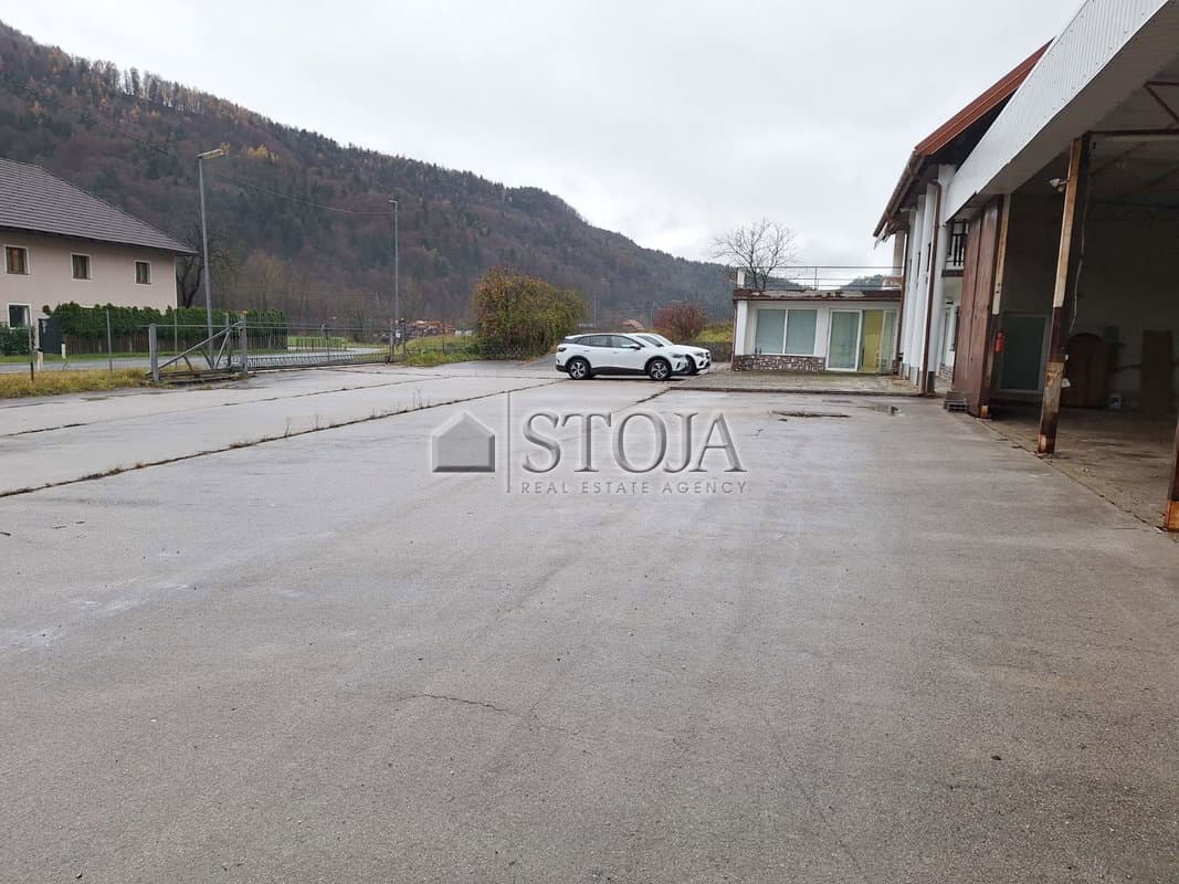 Poslovno stanovanjska hiša z velikim parkiriščem za parkiranje kamionov! — photo 2 of 31