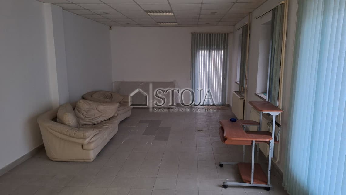 Poslovno stanovanjska hiša z velikim parkiriščem za parkiranje kamionov! — photo 5 of 31