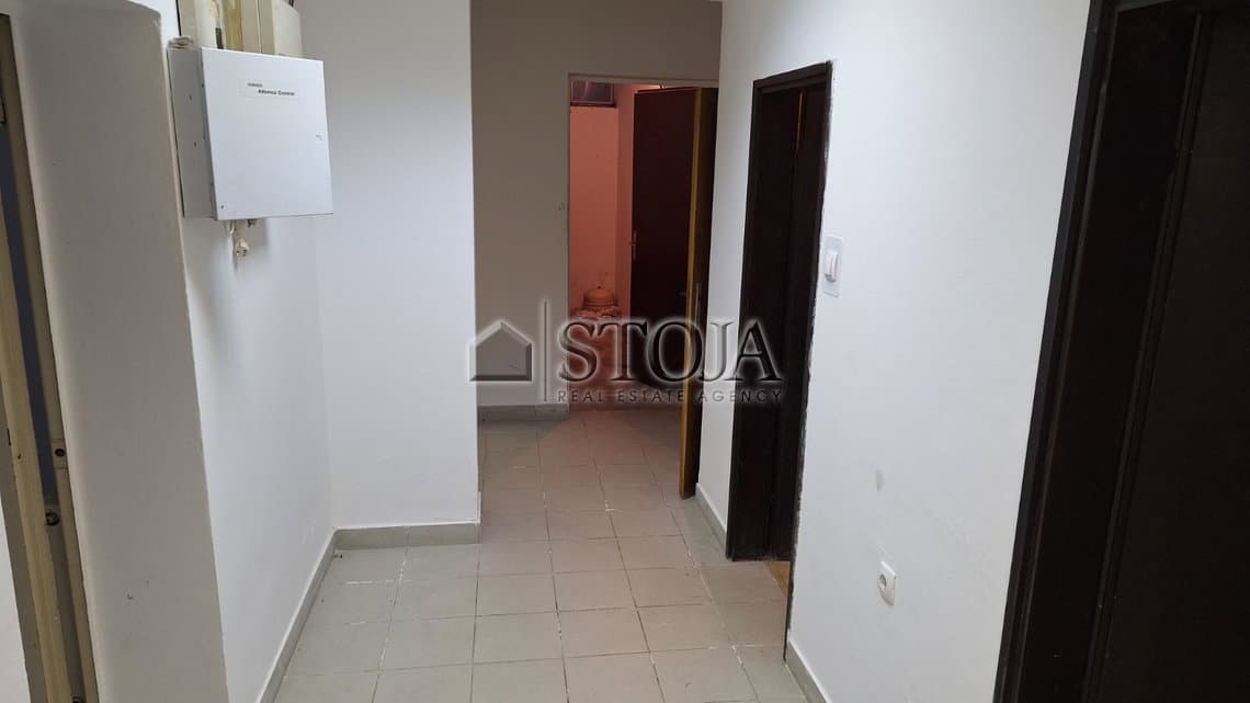Poslovno stanovanjska hiša z velikim parkiriščem za parkiranje kamionov! — photo 6 of 31