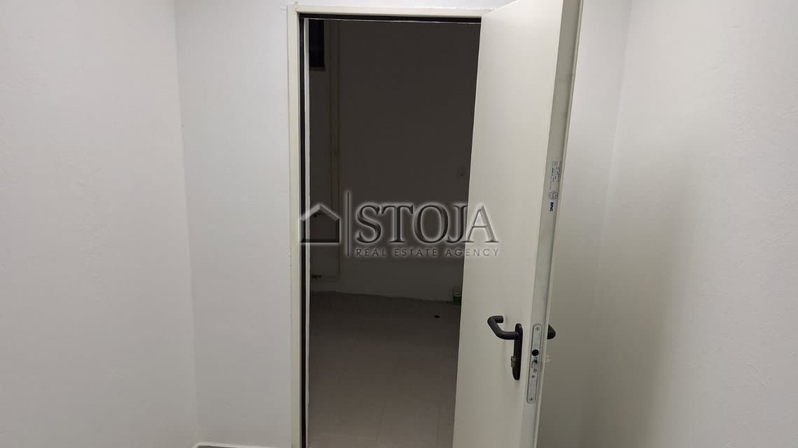 Poslovno stanovanjska hiša z velikim parkiriščem za parkiranje kamionov! — photo 7 of 31