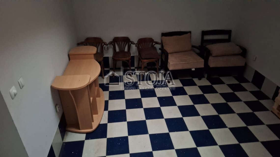 Poslovno stanovanjska hiša z velikim parkiriščem za parkiranje kamionov! — photo 9 of 31