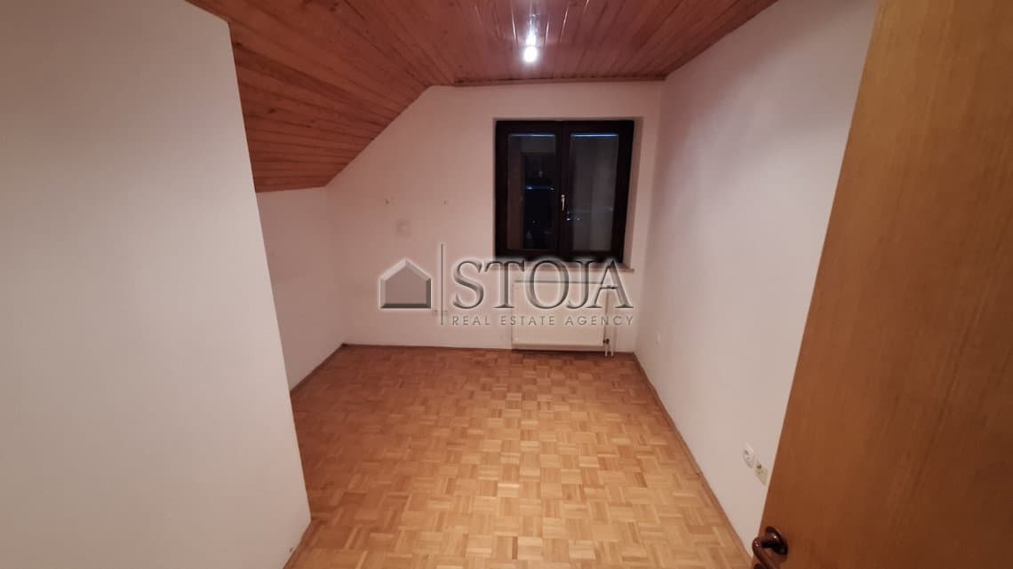 Poslovno stanovanjska hiša z velikim parkiriščem za parkiranje kamionov! — photo 10 of 31