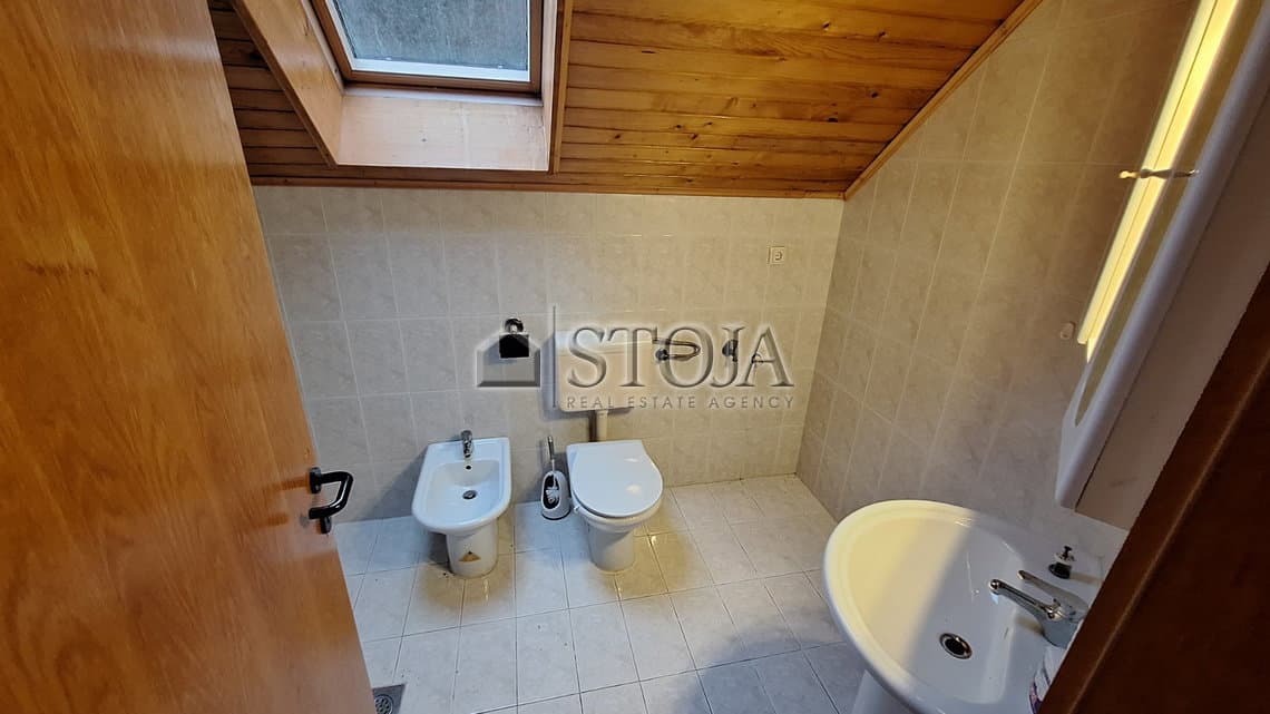 Poslovno stanovanjska hiša z velikim parkiriščem za parkiranje kamionov! — photo 17 of 31