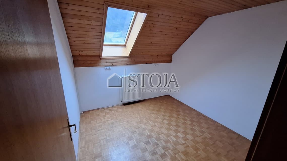 Poslovno stanovanjska hiša z velikim parkiriščem za parkiranje kamionov! — photo 18 of 31