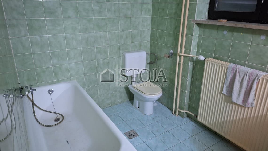 Poslovno stanovanjska hiša z velikim parkiriščem za parkiranje kamionov! — photo 20 of 31