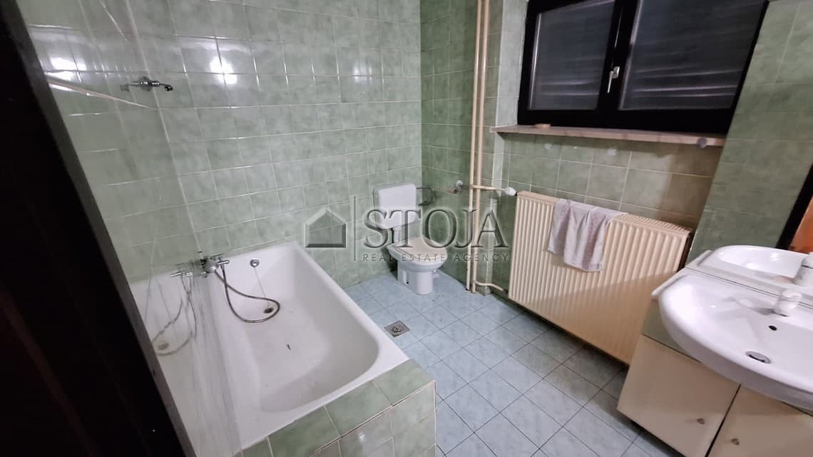 Poslovno stanovanjska hiša z velikim parkiriščem za parkiranje kamionov! — photo 21 of 31