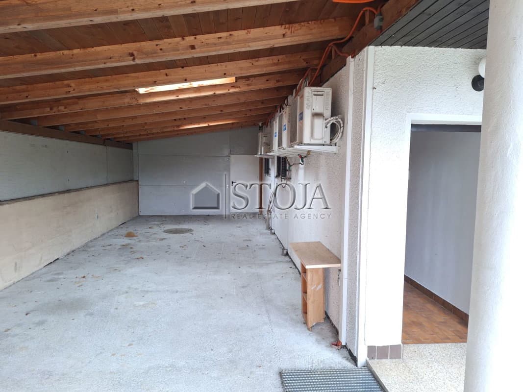 Poslovno stanovanjska hiša z velikim parkiriščem za parkiranje kamionov! — photo 23 of 31