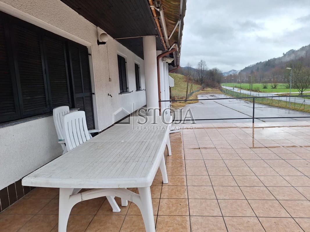 Poslovno stanovanjska hiša z velikim parkiriščem za parkiranje kamionov! — photo 24 of 31