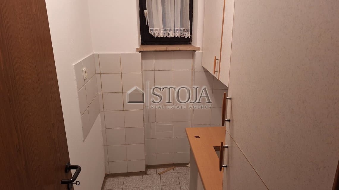 Poslovno stanovanjska hiša z velikim parkiriščem za parkiranje kamionov! — photo 27 of 31