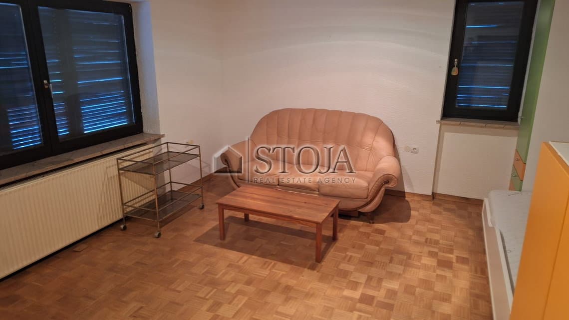 Poslovno stanovanjska hiša z velikim parkiriščem za parkiranje kamionov! — photo 28 of 31