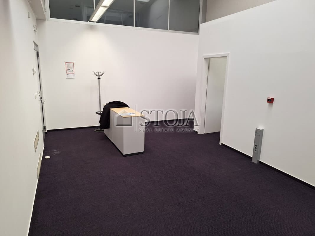 Urejene pisarne v lepi poslovni stavbi v ljubljanskem Btc-ju. — photo 5 of 10