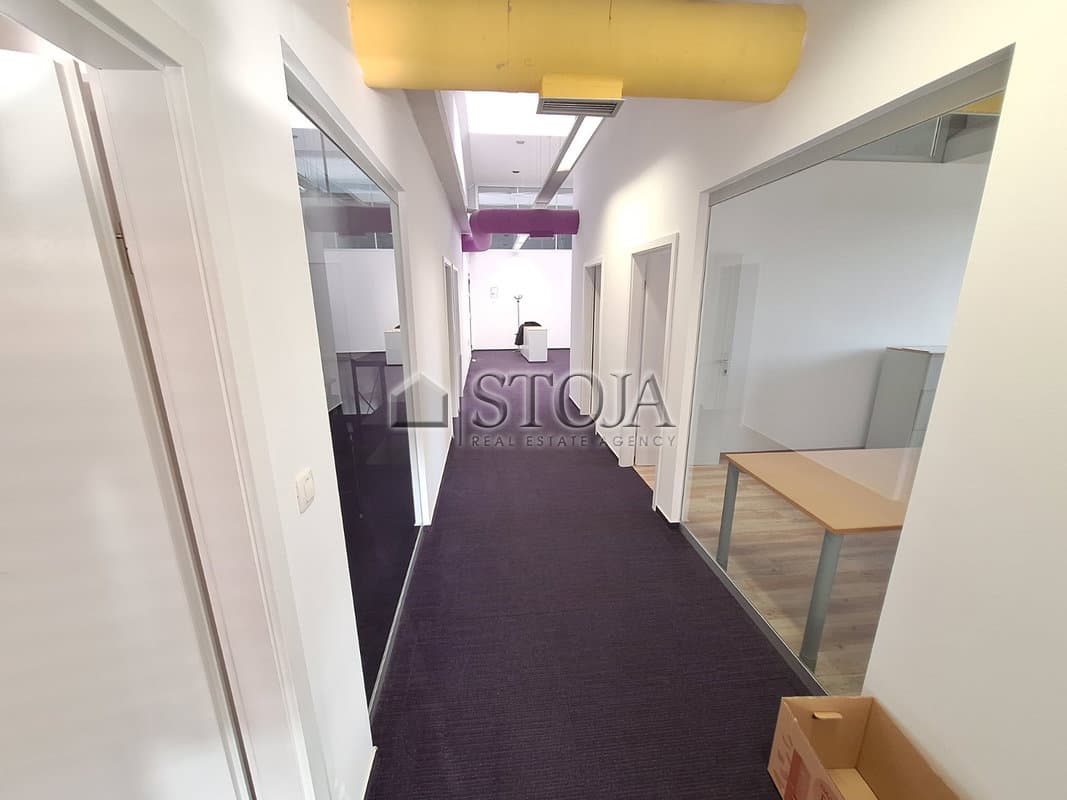 Urejene pisarne v lepi poslovni stavbi v ljubljanskem Btc-ju. — photo 7 of 10