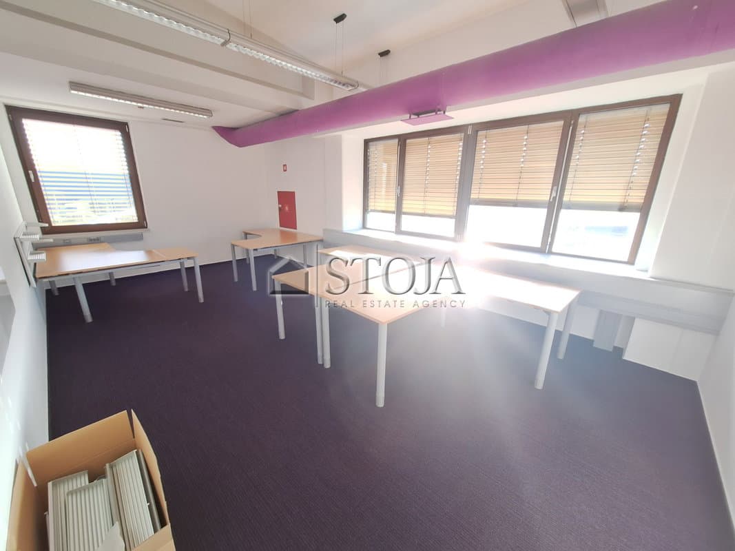 Urejene pisarne v lepi poslovni stavbi v ljubljanskem Btc-ju. — photo 9 of 10