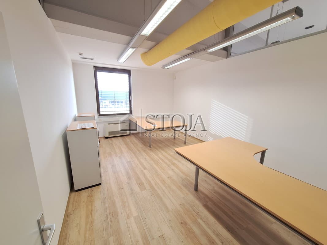 Urejene pisarne v lepi poslovni stavbi v ljubljanskem Btc-ju. — photo 10 of 10