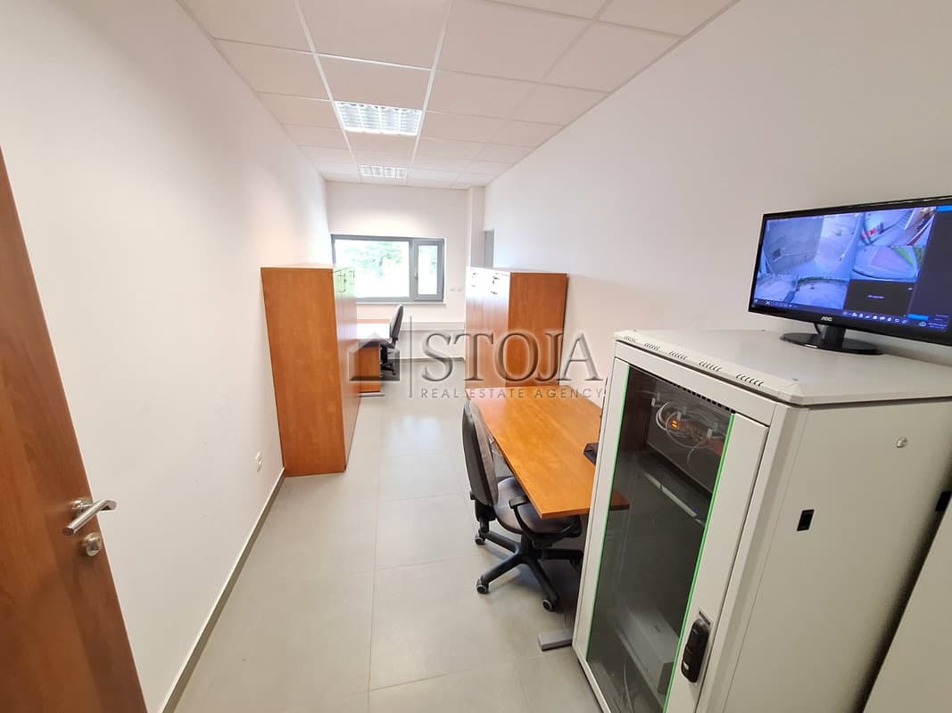 Proizvodno skladišni prostor v poslovni coni! — photo 5 of 27