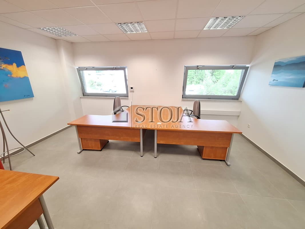 Proizvodno skladišni prostor v poslovni coni! — photo 7 of 27
