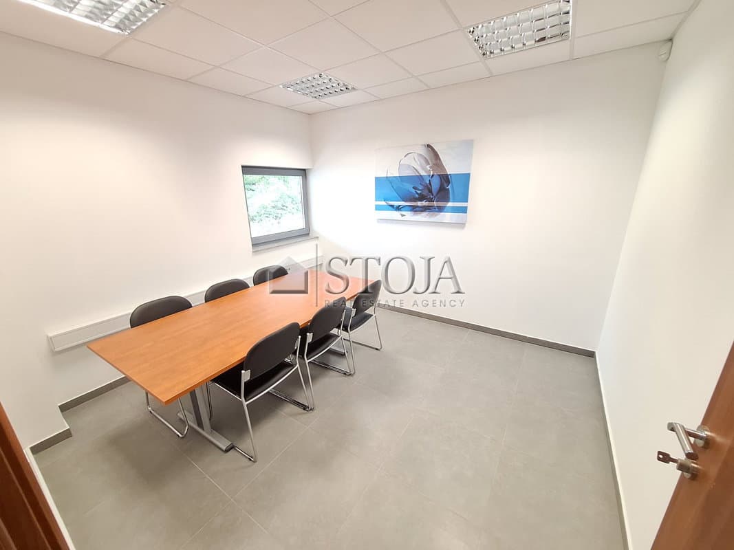 Proizvodno skladišni prostor v poslovni coni! — photo 8 of 27