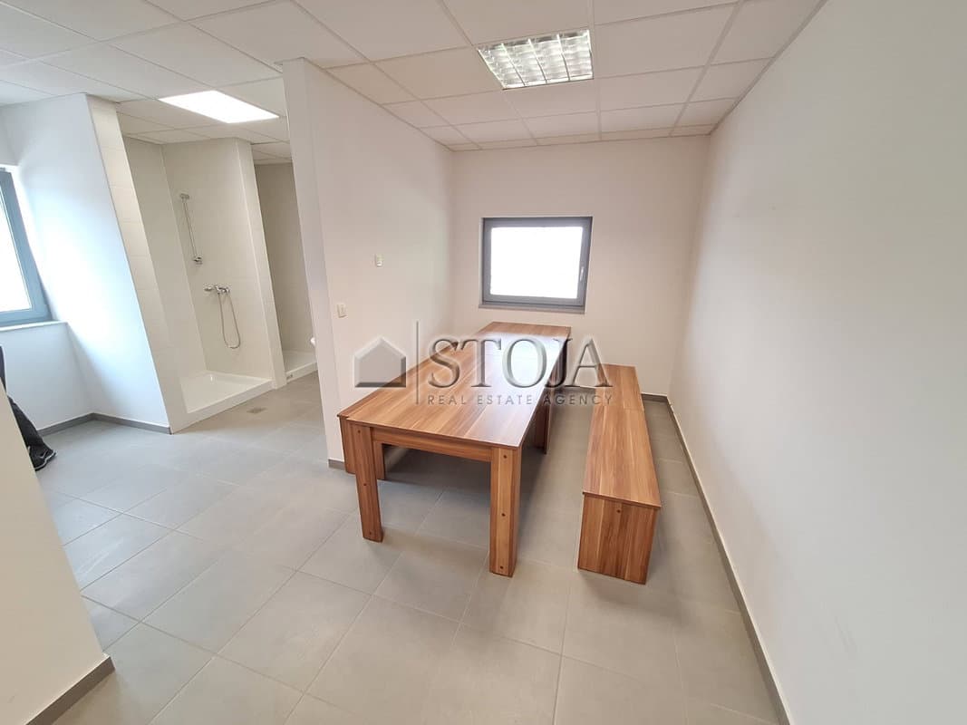 Proizvodno skladišni prostor v poslovni coni! — photo 10 of 27
