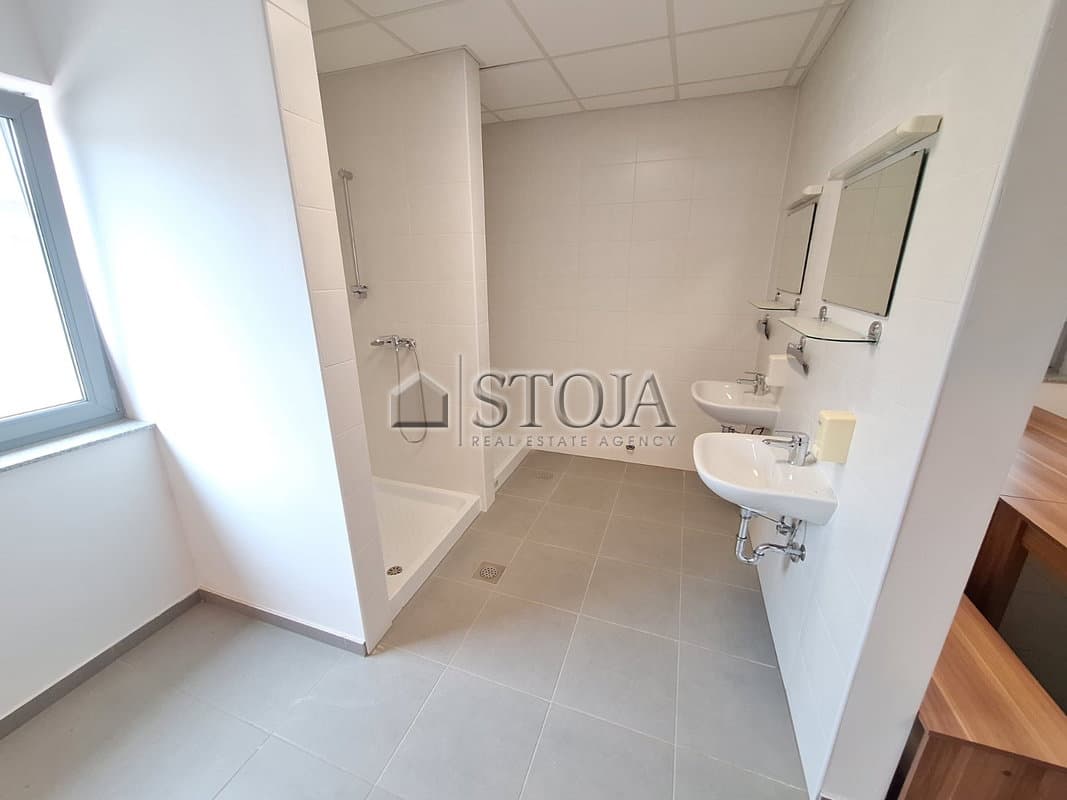Proizvodno skladišni prostor v poslovni coni! — photo 11 of 27