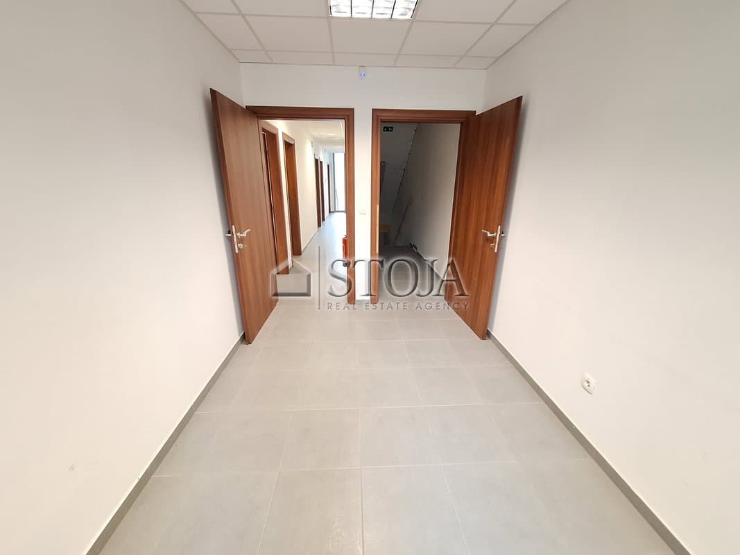 Proizvodno skladišni prostor v poslovni coni! — photo 13 of 27