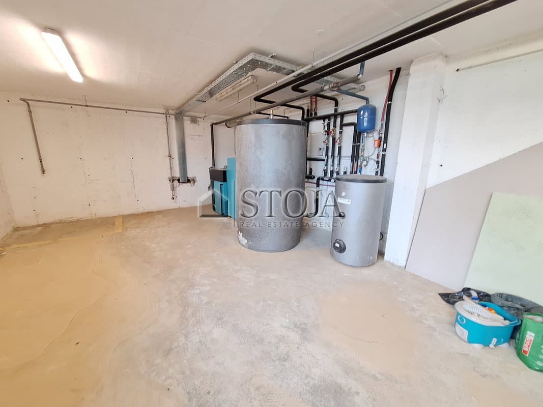 Proizvodno skladišni prostor v poslovni coni! — photo 14 of 27