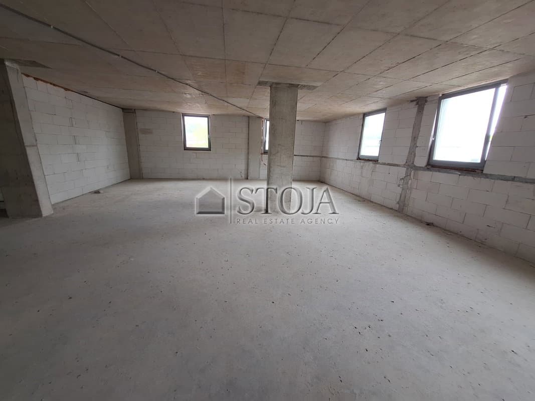 Proizvodno skladišni prostor v poslovni coni! — photo 16 of 27