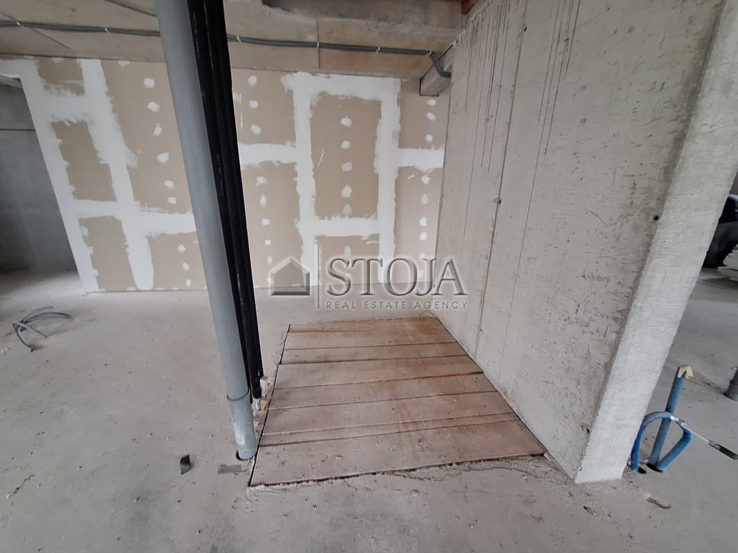 Proizvodno skladišni prostor v poslovni coni! — photo 17 of 27