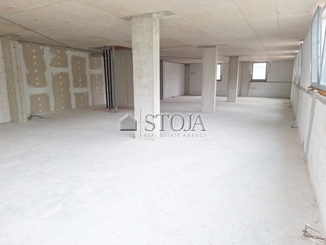 Proizvodno skladišni prostor v poslovni coni! — photo 19 of 27