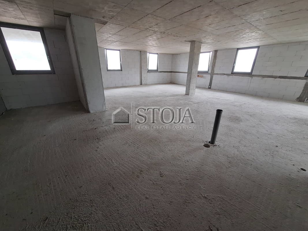 Proizvodno skladišni prostor v poslovni coni! — photo 22 of 27