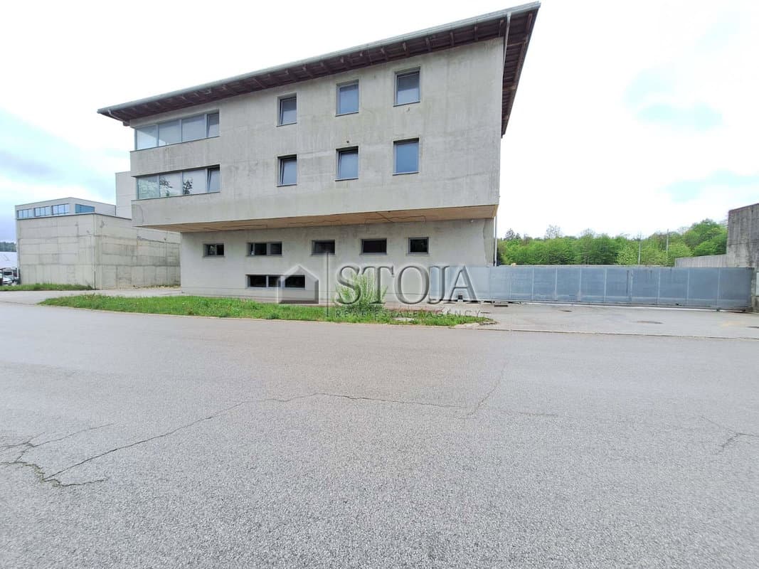 Proizvodno skladišni prostor v poslovni coni! — photo 26 of 27